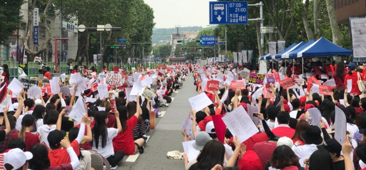 Corée du Sud : des milliers de femmes manifestent contre le molka, la pornographie en caméra cachée