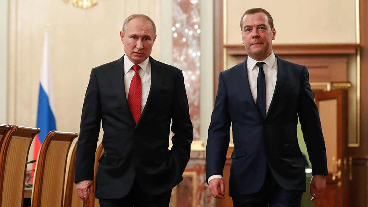 Russie : le gouvernement de Medvedev démissionne et laisse la voie à Poutine
