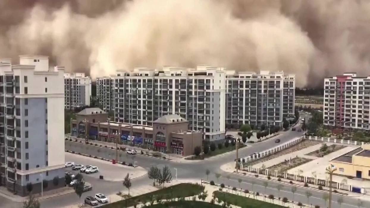 Vidéo : une impressionnante tempête de sable "avale" une ville en Chine