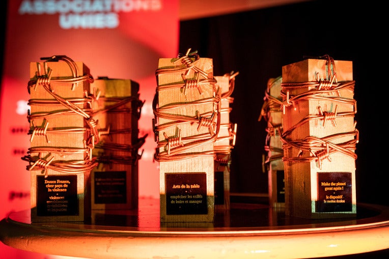 À la cérémonie des Barbelés Awards, on récompense l’absurdité des dispositifs anti-migrants
