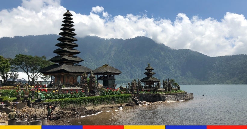 À Bali, un couple russe a été expulsé pour avoir posé nu sur un arbre sacré